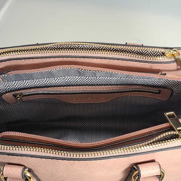 Isabelle Purse - Picture 6 of 11